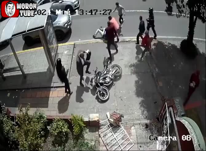 Video :Witnesses thrash the purse snatcher after he falls off his motorcycle